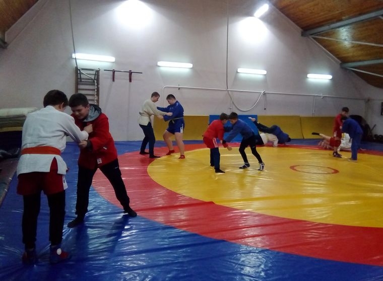 Воспитанники спортшколы оттачивают мастерство на татами.