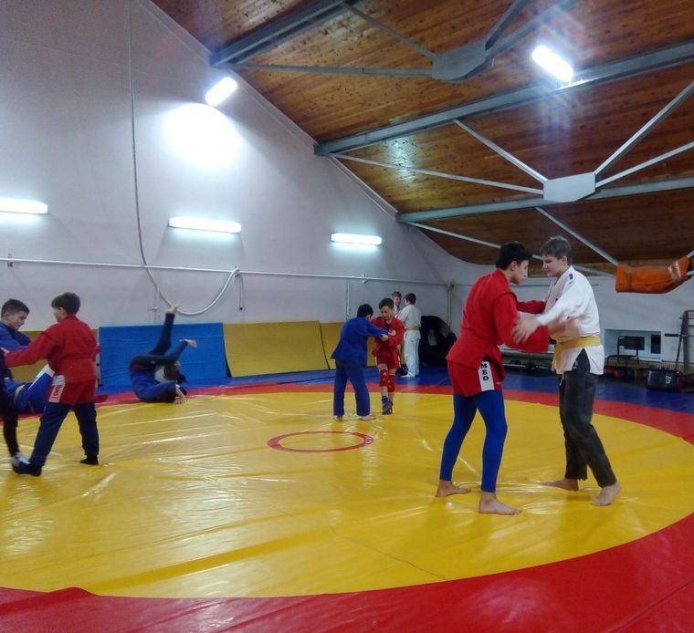 Воспитанники спортшколы оттачивают мастерство на татами.