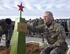 Земля отдает нам безвестных героев