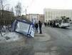 В Мурманске ветром опрокинуло остановку на площади Пять углов - фото