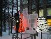 В Апатитах скульптор Евгений Тарнопольский создает ледяного петуха