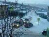 В Мурманске пассажиры помогают вытолкать застрявшую маршрутку