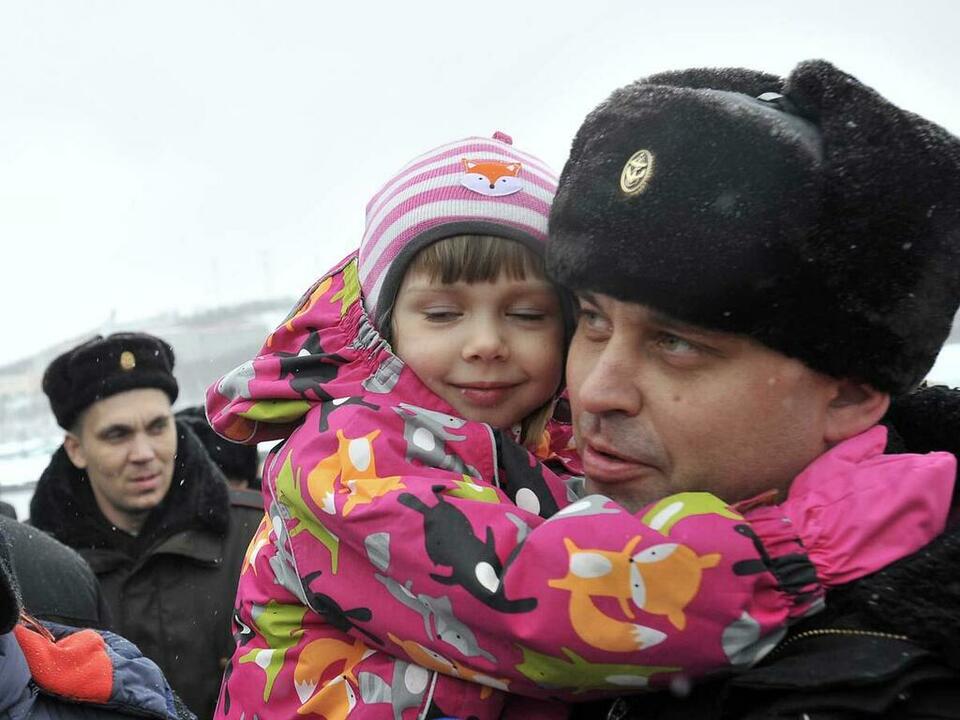 Вадим Михеев получил медаль &laquo;За службу в надводных силах&raquo;, но еще больше был рад обнять дочку Диану.
