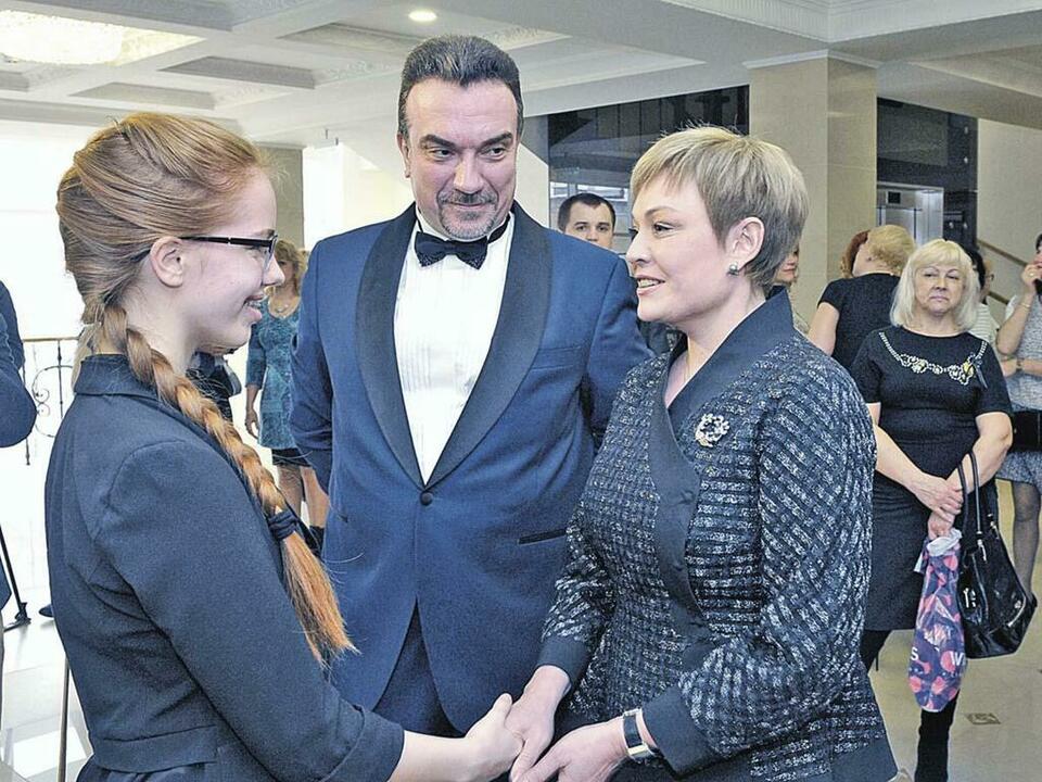 Марина Ковтун и Сергей Жилин беседуют с участницей конкурса из Североморска Марией Стригой. Марина Ковтун и Сергей Жилин беседуют с участницей конкурса из Североморска Марией Стригой.