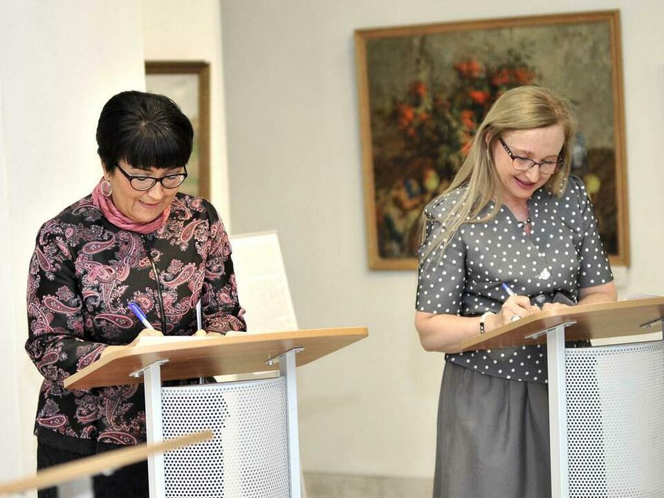 Ольга Евтюкова и Екатерина Панькова подписали договор о сотрудничестве. Ольга Евтюкова и Екатерина Панькова подписали договор о сотрудничестве.