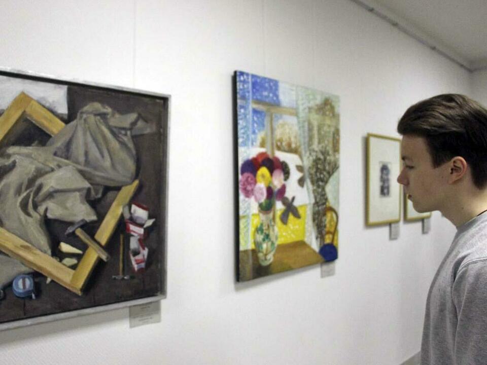 Посетители с интересом рассматривали картины. Посетители с интересом рассматривали картины.