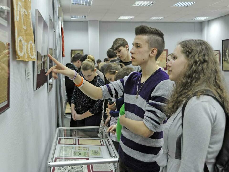 Для молодежи эта выставка стала увлекательным внеклассным уроком истории. Для молодежи эта выставка стала увлекательным внеклассным уроком истории.