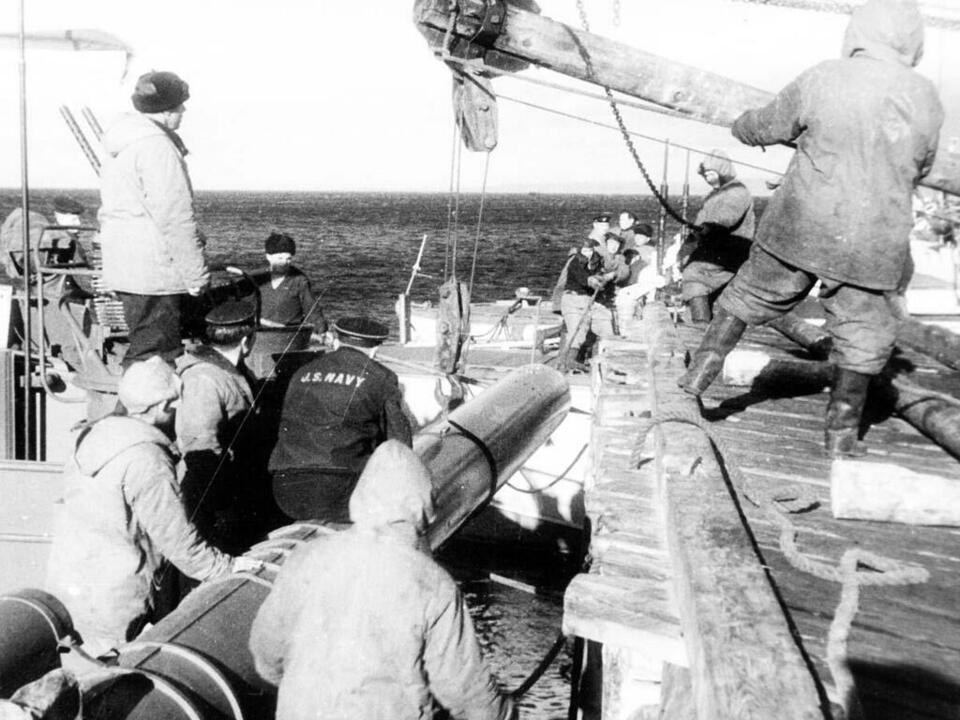 Совместная с американцами погрузка на катера торпед. Баренцево море. 1943 г. Совместная с американцами погрузка на катера торпед. Баренцево море. 1943 г.