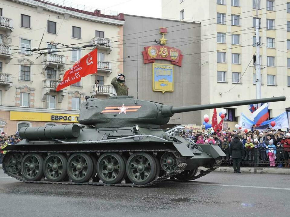 По главной улице - на танке.