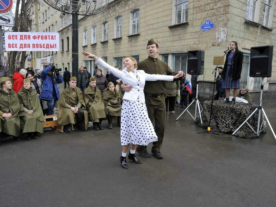 Сценка из военной жизни. Танцы в партизанском отряде.