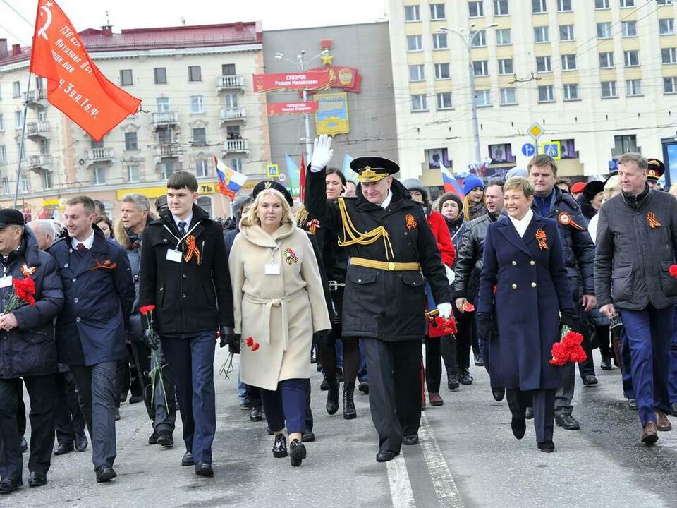 Руководство области и города - на праздничном параде.
