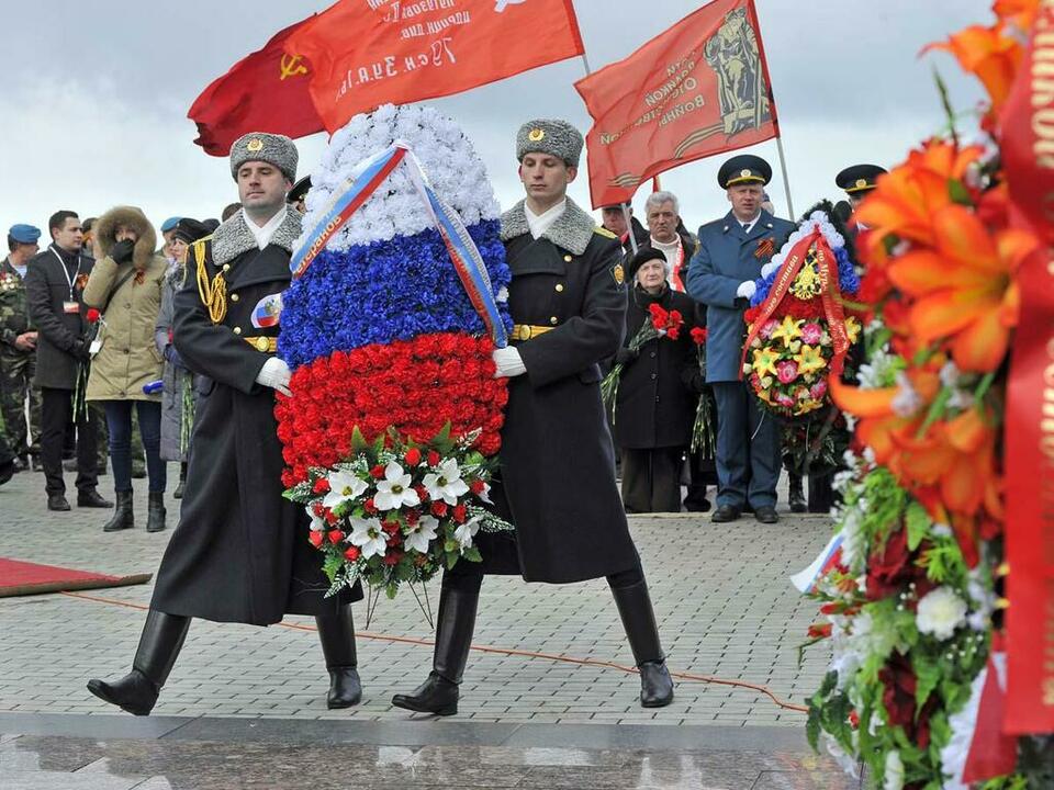 Возложение венков у Алеши.