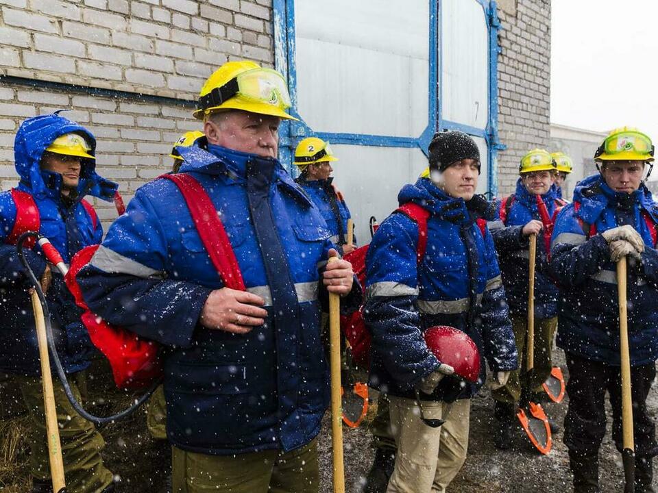 Несмотря на снег, лесные пожарные к тушениям готовы. Несмотря на снег, лесные пожарные к тушениям готовы.