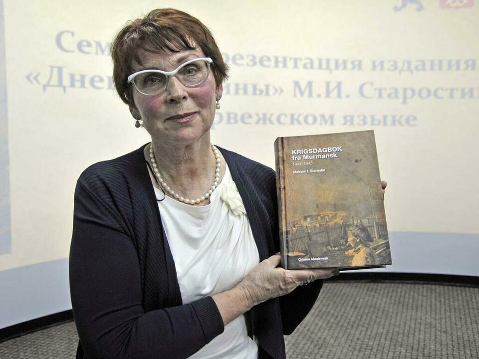 Ирина Хмелевская с норвежским изданием книги деда. Ирина Хмелевская с норвежским изданием книги деда.