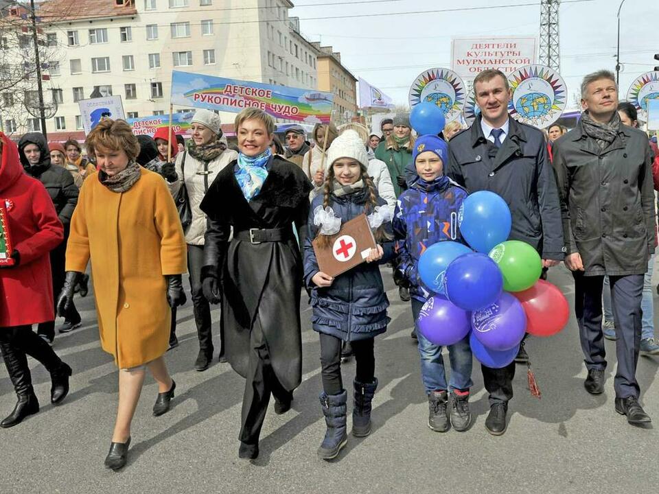 На праздничном шествии. На праздничном шествии.
