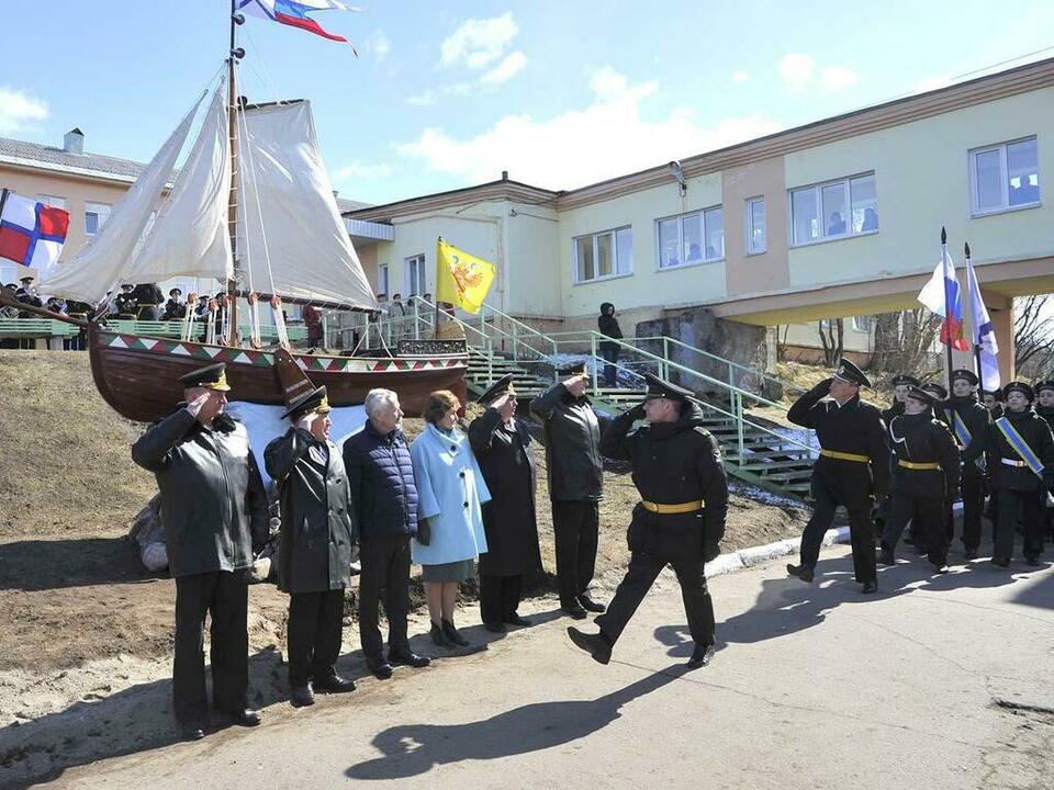 Прохождение торжественным строем.