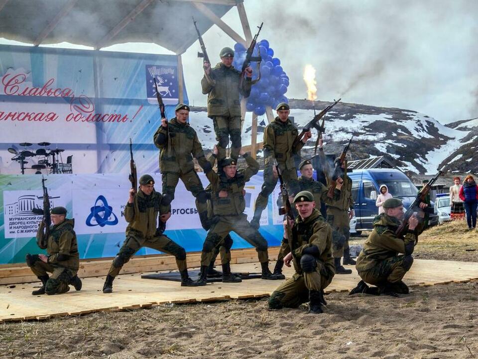 Дым и стрельба - показательные выступления военнослужащих