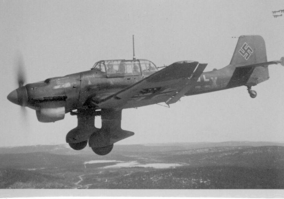«Юнкерс»» Ju-87 из состава 1-й группы 5-й эскадры пикирующих бомбардировщиков (I./St.G 5). В 1942 году интенсивно бомбили Мурманский морской порт и объекты на Кировской железной дороге.