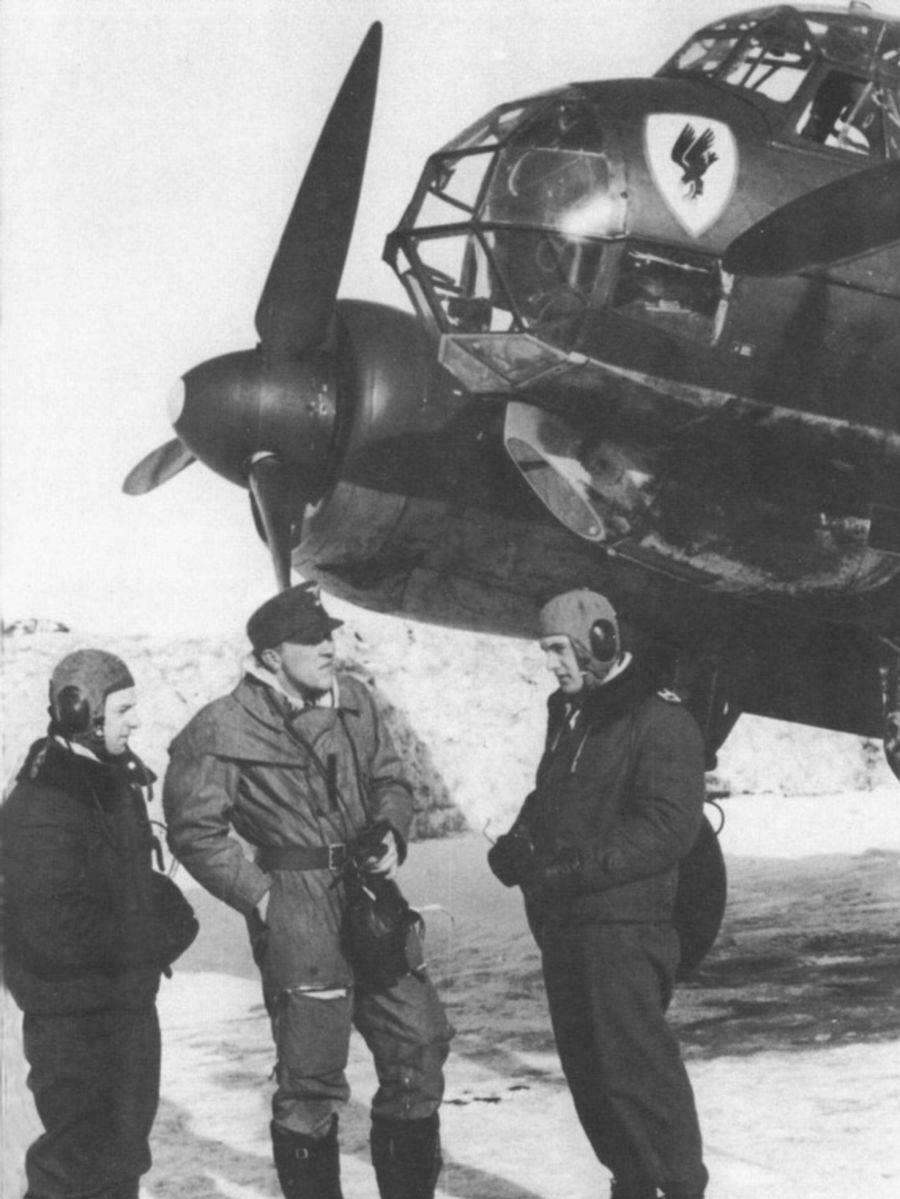 Немецкие летчики у бомбардировщика Ju-88A. На носу самолета отчетливо видна эмблема 30-й ударной эскадры «Адлер» - орел, готовый схватить свою жертву.