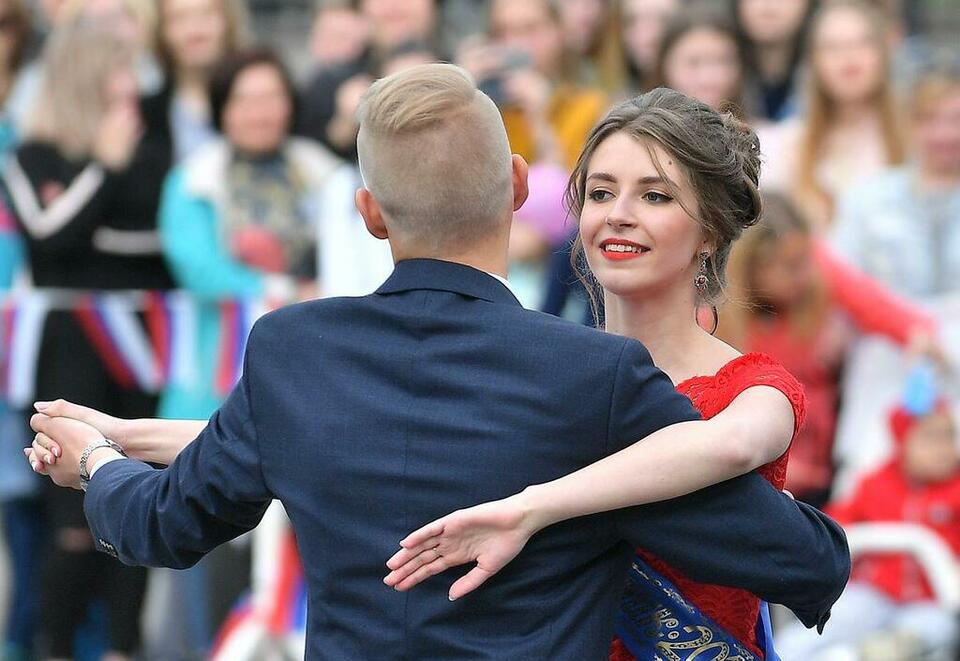 В вальсе кружится Надя Якимова.