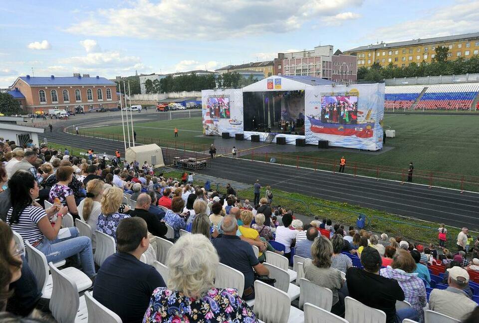 На трибунах становится тише. Звучит любимая песня.