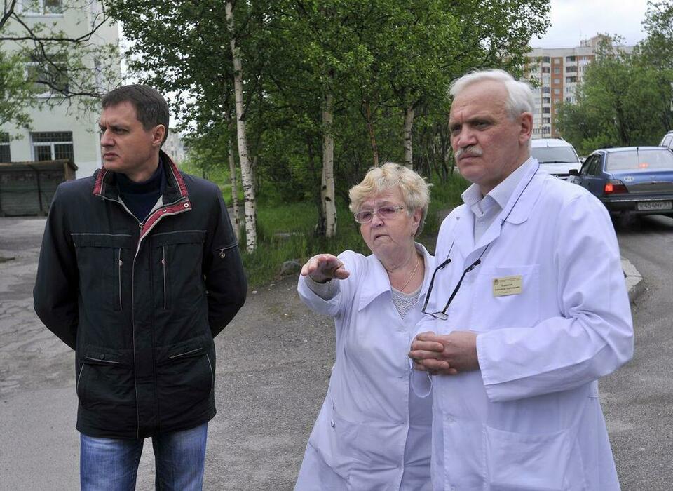 «Детской поликлинике нужна парковка», - убеждены Любовь Абрамченкова и Александр Капиносов (справа).