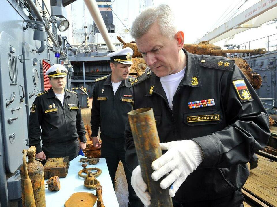 Вице-адмирал Николай Евменов осматривает поднятые боеприпасы.
