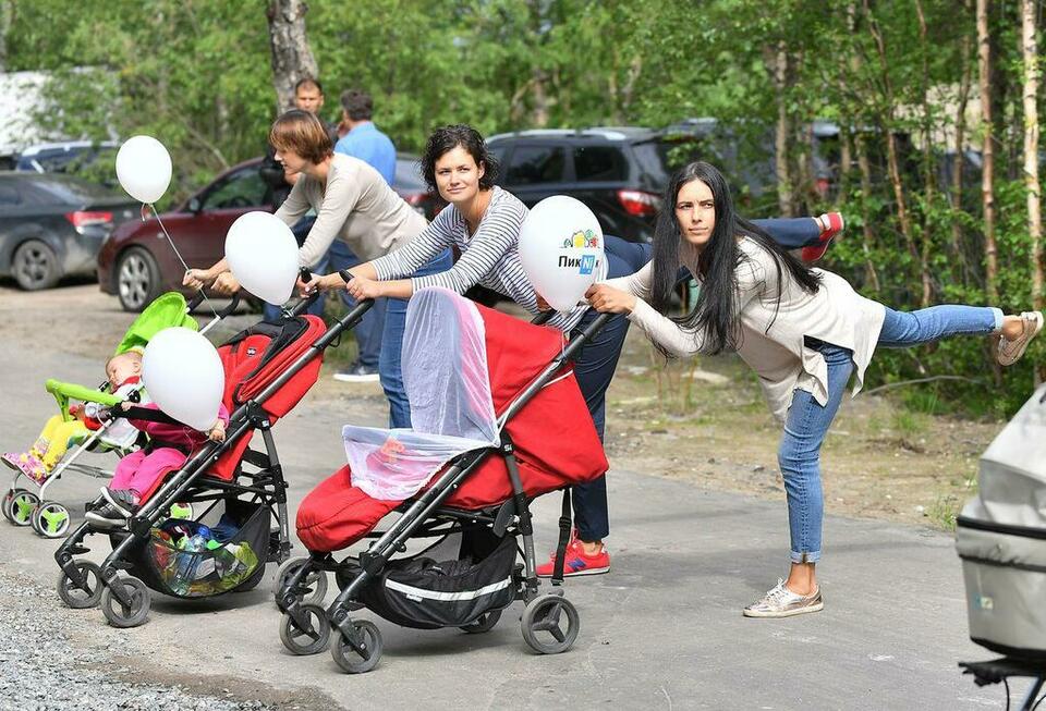 Мамы, выше ногу.