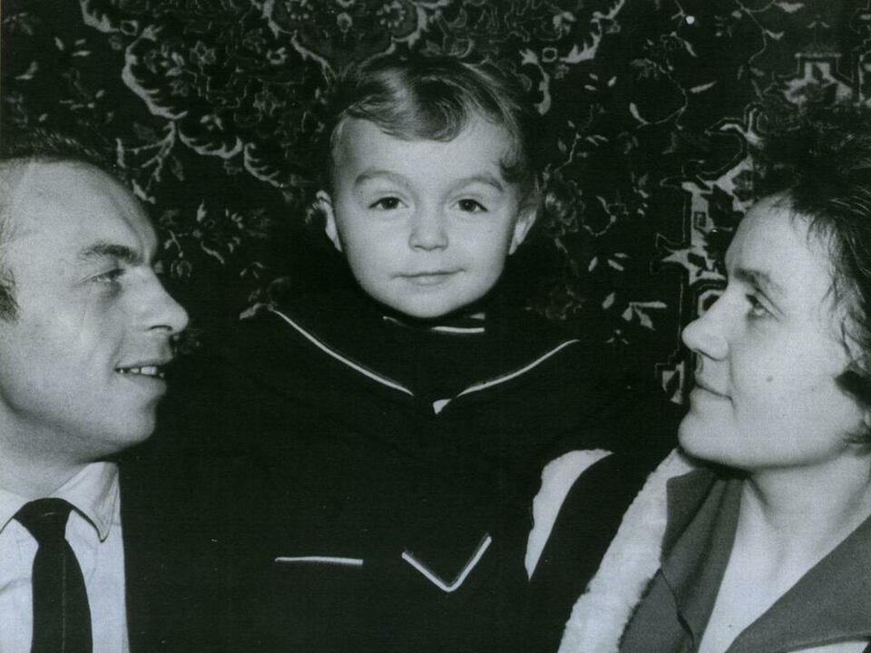 С родителями Владимиром Николаевичем и Аполлинарией Петровной.