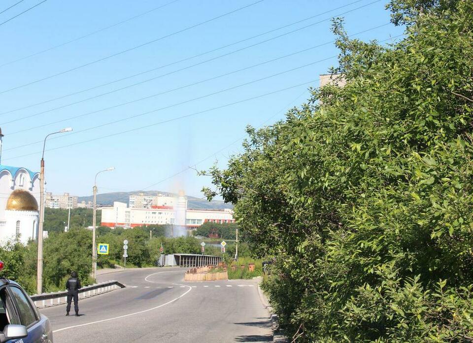 Столб воды от взрыва взметнулся высоко.