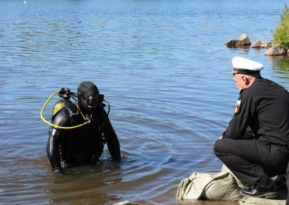 Сразу после взрыва дно озера обследовал водолаз СФ.