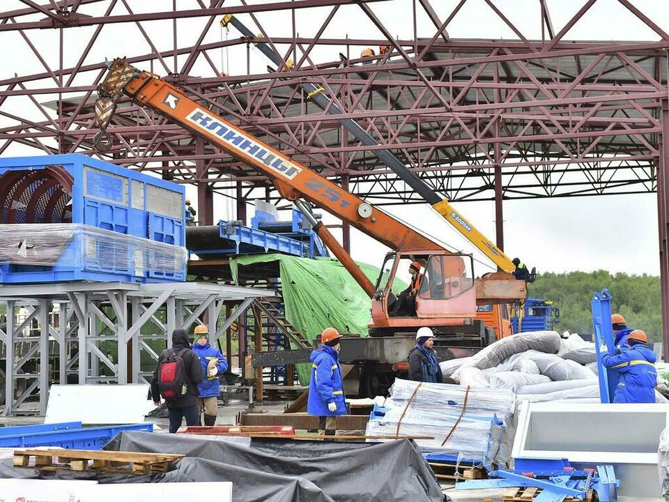 В цехе монтируют оборудование.