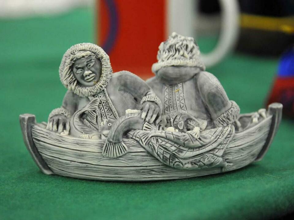 Рыбаки с уловом в лодке, созданные резчиком по дереву Харисом Галеевым. Рыбаки с уловом в лодке, созданные резчиком по дереву Харисом Галеевым.