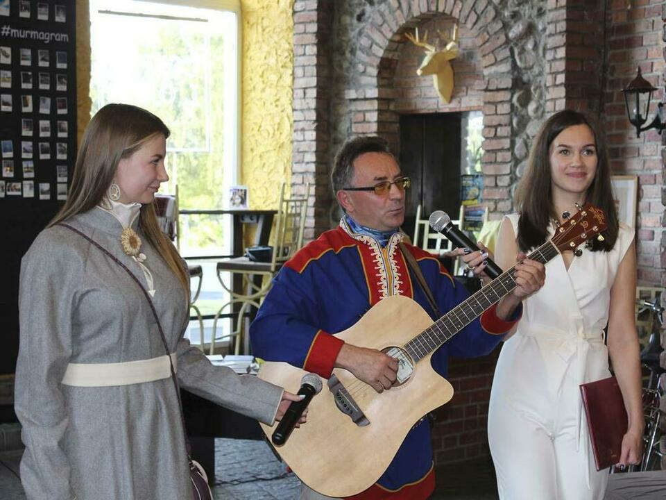 Изгиб гитары желтой барда Ивана Матрёхина. Изгиб гитары желтой барда Ивана Матрёхина.
