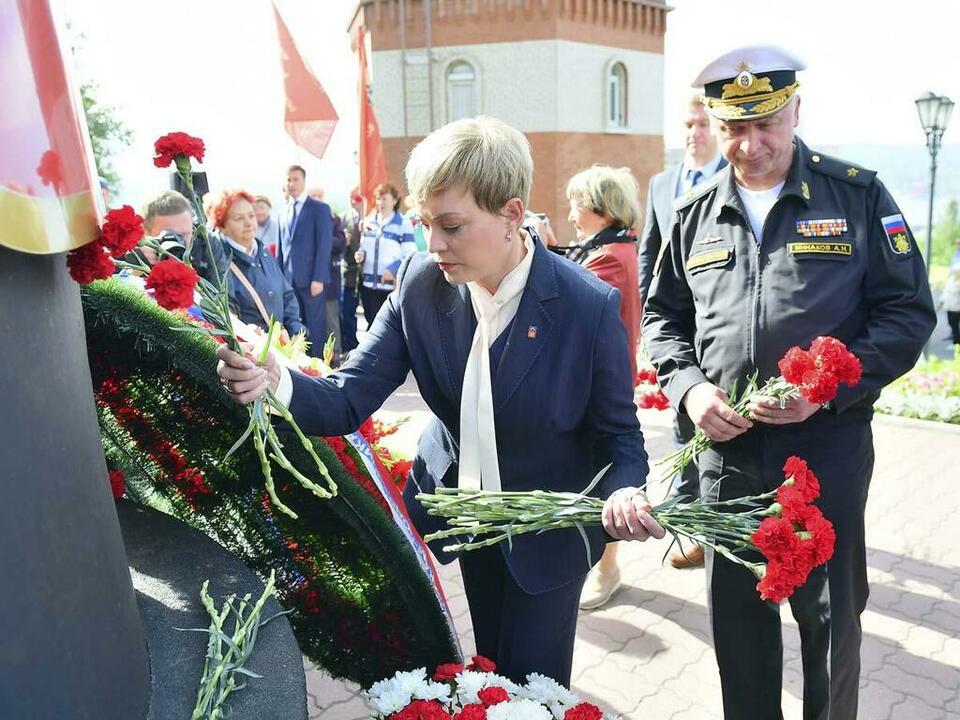 Цветы возлагают Марина Ковтун и Анатолий Минаков. Цветы возлагают Марина Ковтун и Анатолий Минаков.