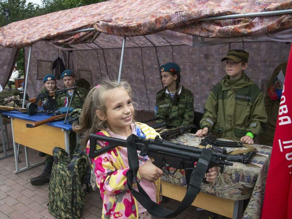 С оружием могли сфотографироваться все желающие. С оружием могли сфотографироваться все желающие.