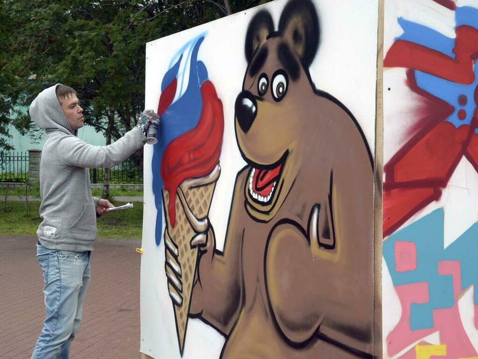 На лучшее граффити ушло десять баллонов краски. На лучшее граффити ушло десять баллонов краски.