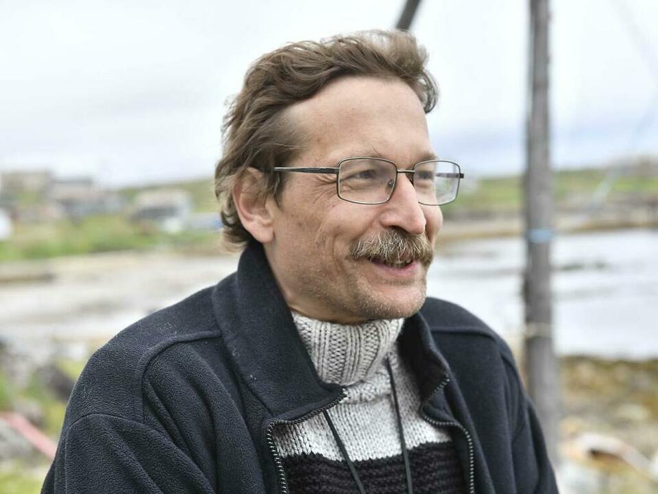 Петр Стрелков изучает в Дальних Зеленцах болезни моллюсков.