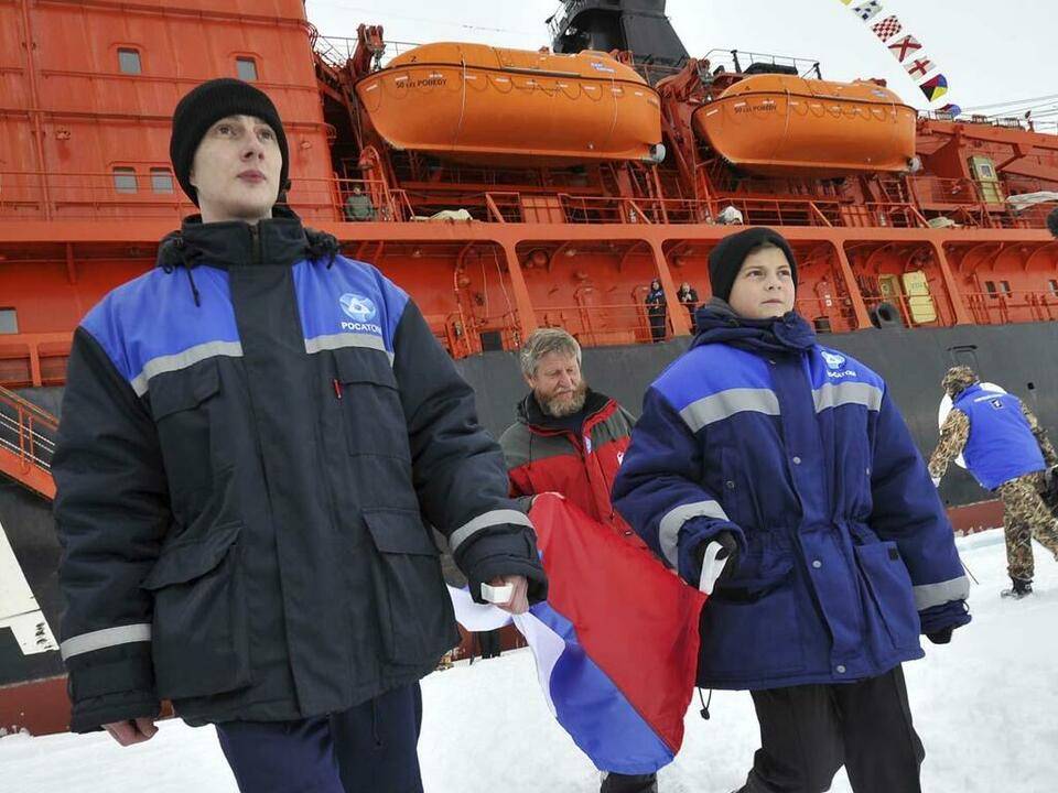 Торжественный вынос Государственного флага России.