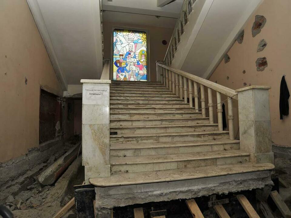 Мраморные лестницы ждут обновления. Мраморные лестницы ждут обновления.