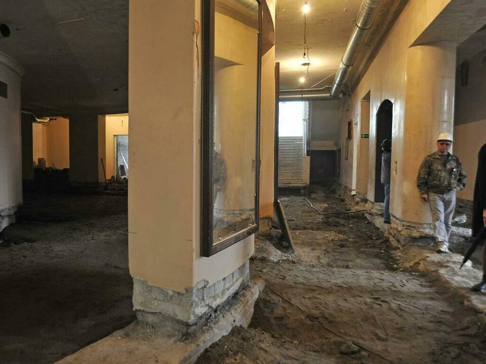 Главное здание театра готовят к внутренней реконструкции. Главное здание театра готовят к внутренней реконструкции.