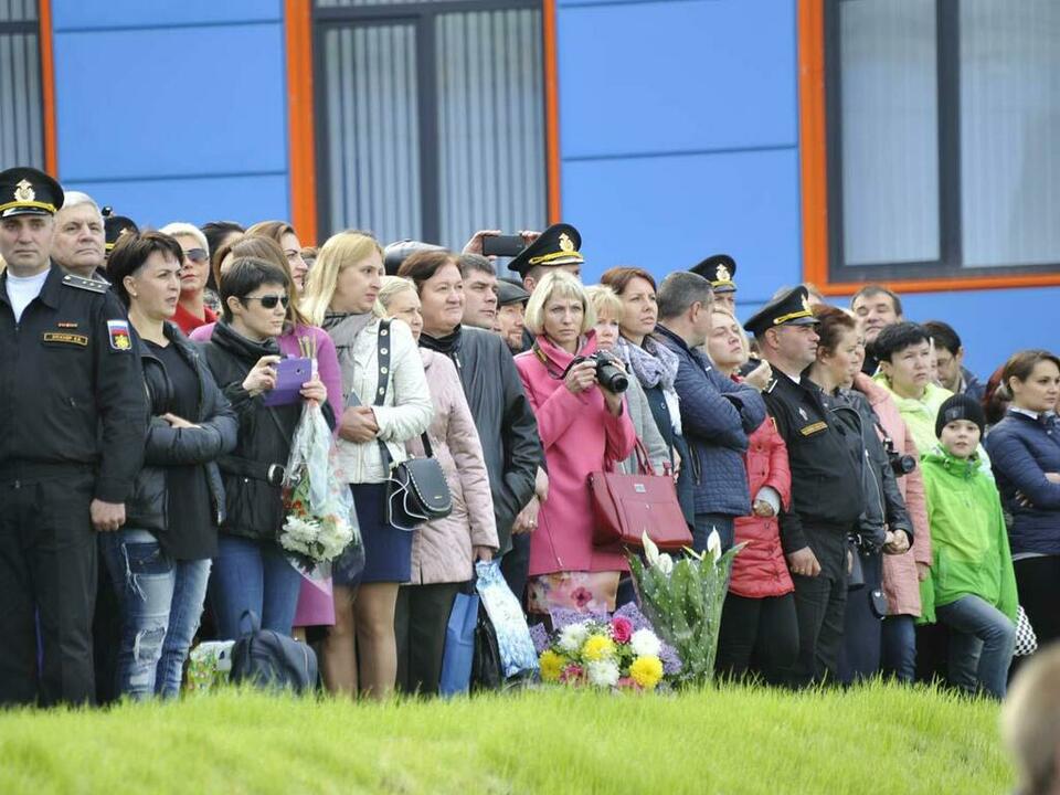 Родители волнуются не меньше мальчишек.