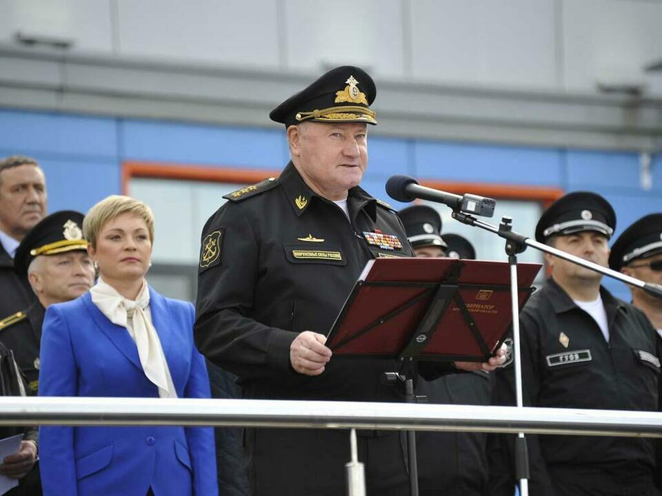 Владимир Королев напутствует мурманских нахимовцев.
