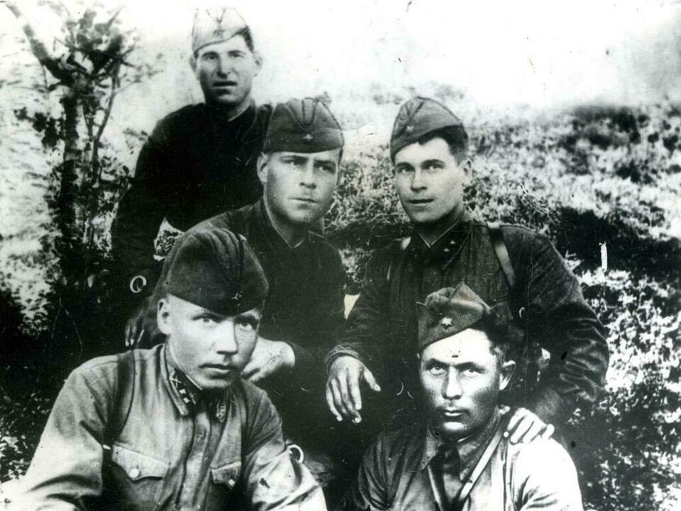 Руководящий состав 6-й батареи: в первом ряду (слева - направо) лейтенант Иван Уродков, мл. лейтенант Пантелей Коваленко, во втором ряду - мл. лейтенант Александр Осипов, мл. политрук Николай Васильев, сзади - зам. политрука Иван Кобыленко. Август 1941 г.