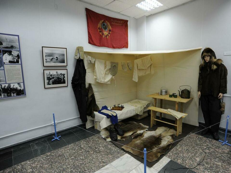 Примерно в таких условиях жили папанинцы. Примерно в таких условиях жили папанинцы.