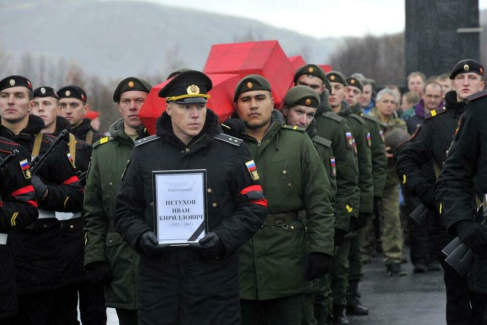 В последний путь под звуки марша.