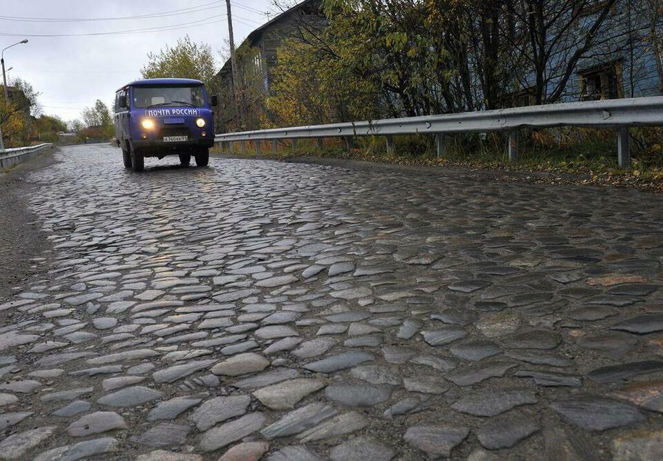 Улица Павлова, пожалуй, единственная, где сохранилась мостовая. А прежде такое покрытие было даже на центральном проспекте. Наверняка до сих пор в Мурманске во многих местах под слоем асфальта сохранились плотно уложенные друг к другу булыжники. Помните, как участок мостовой обнаружили при реконструкции сквера на Пяти Углах?