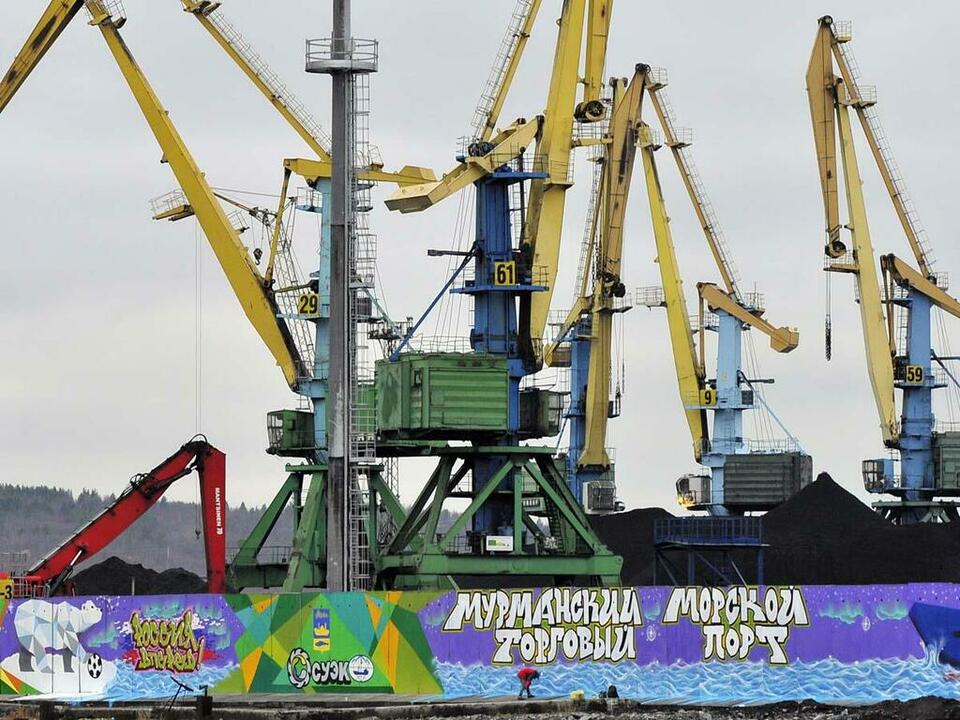 Расписная стена угольного причала.