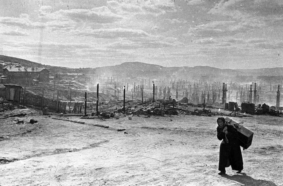 Таким стал центр Мурманска после июньских бомбежек 1942 года. Таким стал центр Мурманска после июньских бомбежек 1942 года.