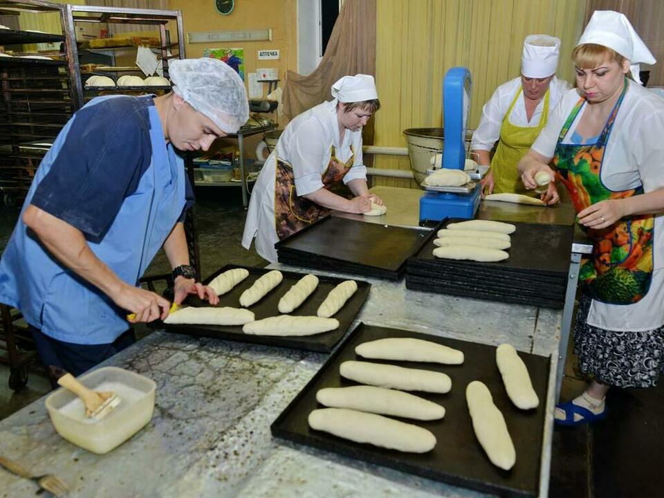 Пока буханки в печи, займемся батонами. Пока буханки в печи, займемся батонами.